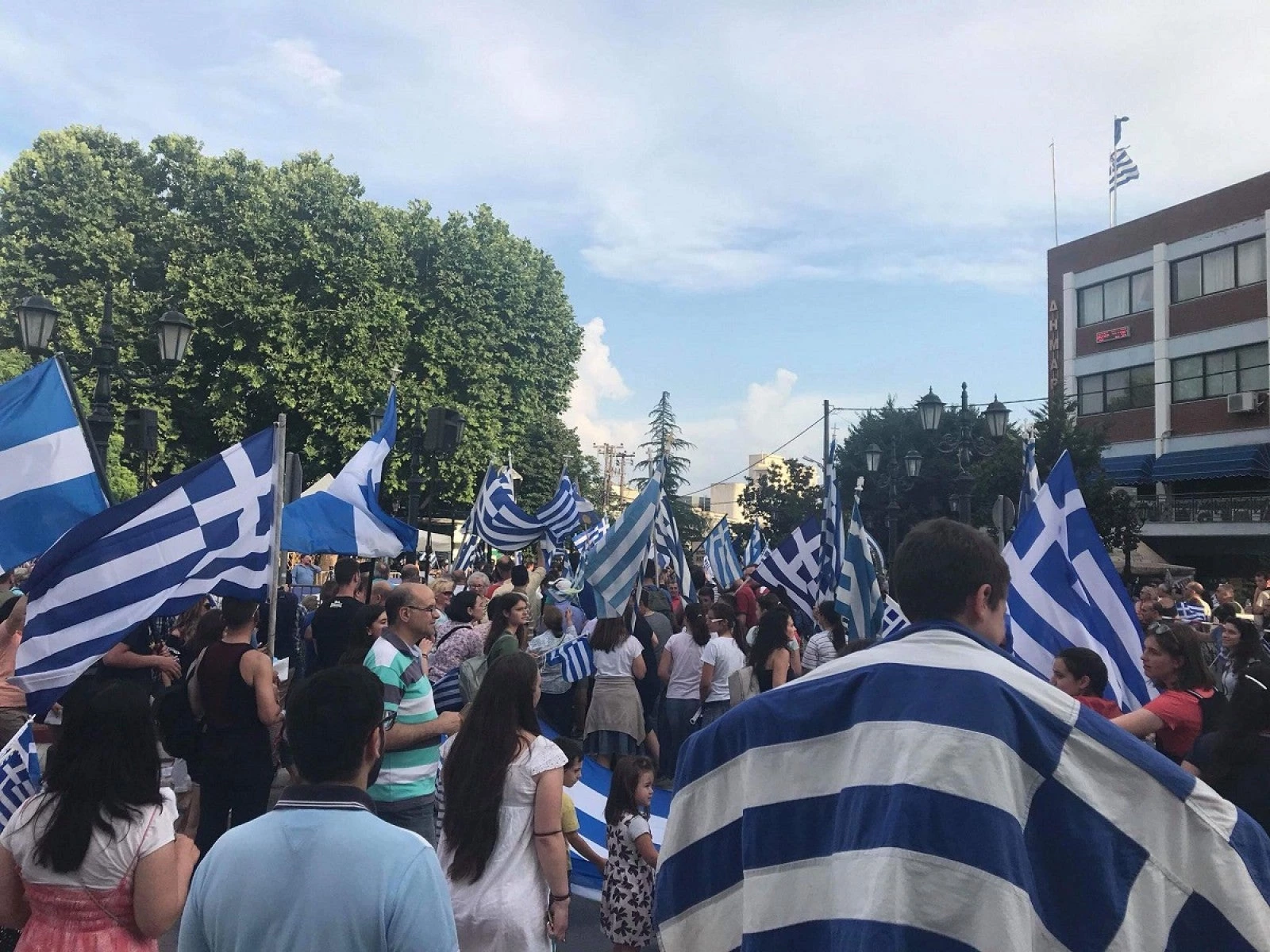 Ο… Άραβας της Μακεδονίας: Δείτε τι είχε στη τσάντα του στο Συλλαλητήριο του Σαββάτου (Εικόνες)